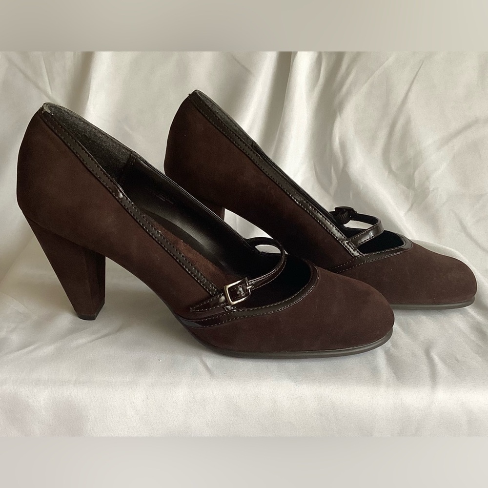 Aerosoles Elegant Brown Suede Heels with Classic Design Size 8